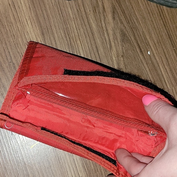 red nylon wallet - Picture 4 of 6